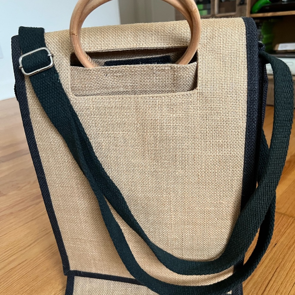 Burlap wine bag bamboo handles